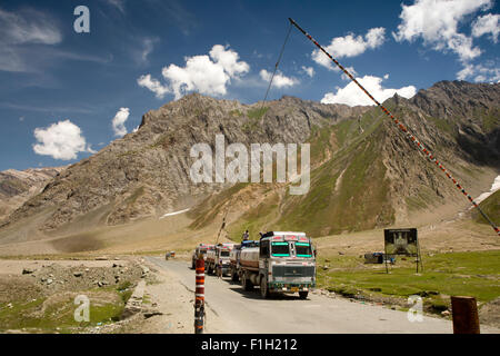 India, Jammu e Kashmir Srinagar a Leh autostrada, Khangral, tre navi cisterna per il trasporto di benzina alla polizia Drass check point Foto Stock