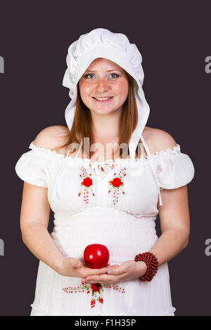 Redhead bellezza con un Apple nella sua mano Foto Stock