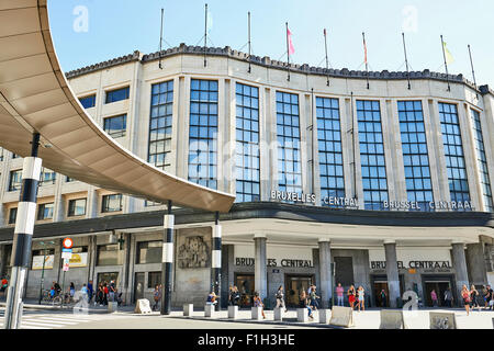 Un sacco di persone presso l'entrata principale di Bruxelles centrale stazione ferroviaria principale. La Bruxelles Foto Stock