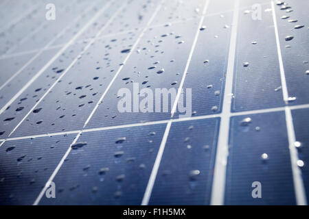 Dettaglio del pannello solare piastre con gocce di pioggia. Solare fotovoltaico (PV) in fuoco selettivo Foto Stock