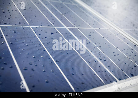 Dettaglio del pannello solare piastre con gocce di pioggia. Solare fotovoltaico (PV) in fuoco selettivo Foto Stock