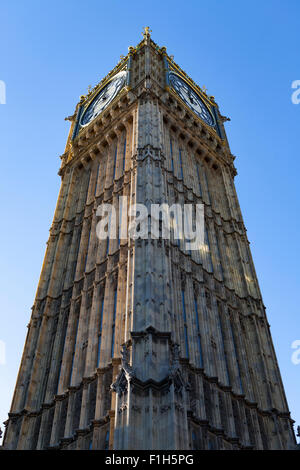 Iconico Big Ben tower presso la città di Londra isolato sul luminoso cielo blu Foto Stock