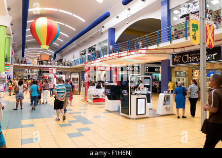 Vista interna del centro commerciale Albrook a Panama City, Panama. Centro commerciale con negozi, negozi e gente a piedi Foto Stock