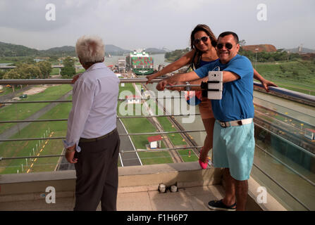 Canale di Panama a Miraflores Locks. Persone, visitatori, turisti tenendo selfie con la fotocamera del telefono Foto Stock