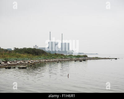 Il chiuso Barsebäck centrale nucleare, girato da una distanza in Barsebäckshamn su un nebbioso giorno. Foto Stock