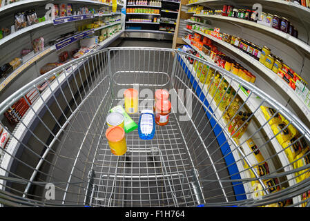 L'uomo carrello utilizzando il carrello in un supermercato Foto Stock