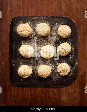 Vista aerea del pane appena sfornato scones sul vassoio da forno Foto Stock