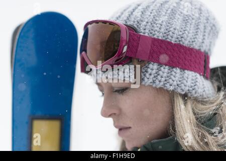 Donna che indossa knit hat, close up Foto Stock