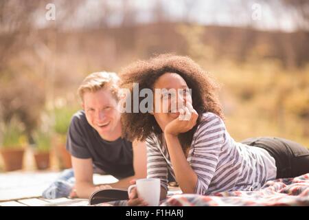 Metà adulto giovane di relax all'aperto Foto Stock