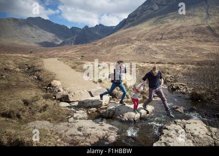 Famiglia flusso di attraversamento, Fairy Piscine, Isola di Skye, Ebridi, Scozia Foto Stock