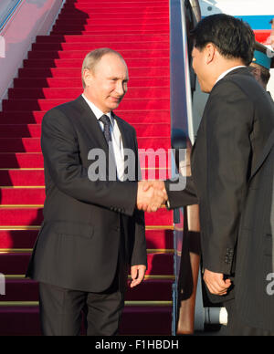 (150902) -- PECHINO, Sett. 2, 2015 (Xinhua) -- Il presidente russo Vladimir Putin arriva a Pechino aeroporto internazionale di Pechino Capitale della Cina, Sett. 2, 2015, a partecipare alle attività di commemorazione per contrassegnare il settantesimo anniversario della vittoria del popolo cinese la guerra di resistenza contro l'Aggressione giapponese e il mondo Anti-Fascist guerra. (Xinhua/Jiang Kehong)(mcg) Foto Stock