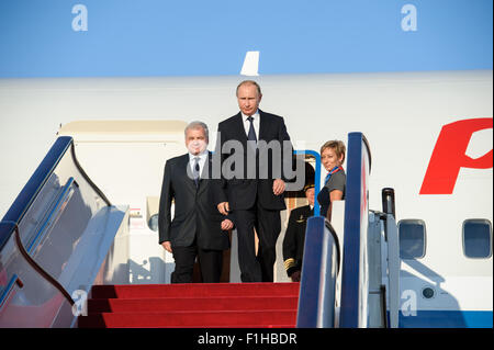 (150902) -- PECHINO, Sett. 2, 2015 (Xinhua) -- Il presidente russo Vladimir Putin arriva a Pechino aeroporto internazionale di Pechino Capitale della Cina, Sett. 2, 2015, a partecipare alle attività di commemorazione per contrassegnare il settantesimo anniversario della vittoria del popolo cinese la guerra di resistenza contro l'Aggressione giapponese e il mondo Anti-Fascist guerra. (Xinhua/Jiang Kehong)(mcg) Foto Stock