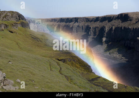 Un arcobaleno nella nebbia a valle della cascata di Dettifoss nel canyon di Jökulsárgljúfur, Parco Nazionale di Vatnajökull, Islanda nord-orientale Foto Stock