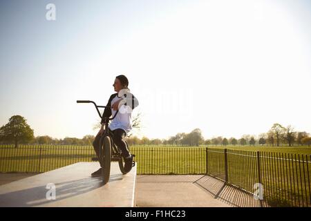 Giovane uomo su bmx bike a skatepark Foto Stock