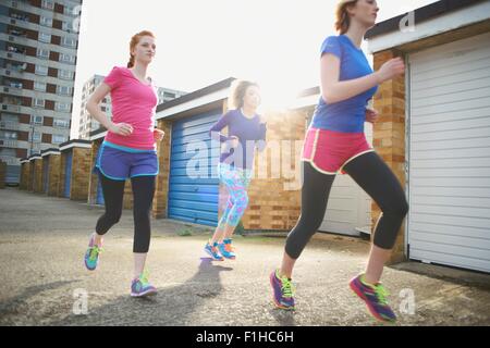 Tre donne che esercitano e jogging insieme Foto Stock