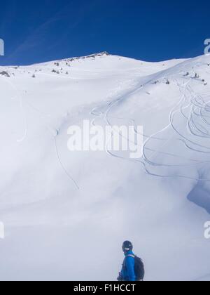 Sciatore a Combe de Gers, Flaine, Francia Foto Stock