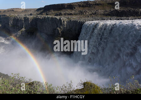 Un doppio arcobaleno a Dettifoss, che si dice sia la cascata più potente d'Europa, con una caduta di 45 m. Parco Nazionale di Vatnajökull, Islanda Foto Stock