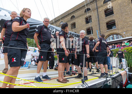 Il Clipper equipaggio del LMAX Exchange yacht sponsorizzato, in St Katharine Docks all inizio del 2015-6 Race Clipper. Foto Stock