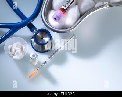 Varietà di medicine e attrezzature mediche in ospedale Foto Stock