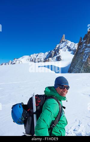 Ritratto di maschio maturo sciatore sul massiccio del Monte Bianco, Graian Alpi, Francia Foto Stock