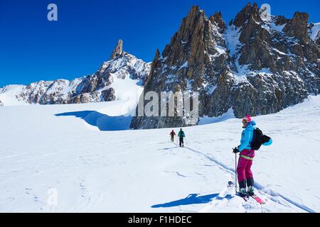 Tre sciatori sul massiccio del Monte Bianco, Graian Alpi, Francia Foto Stock