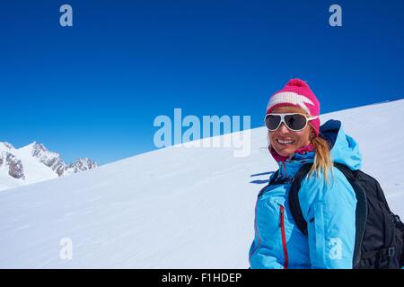 Ritratto di femmina matura sciatore sul massiccio del Monte Bianco, Graian Alpi, Francia Foto Stock
