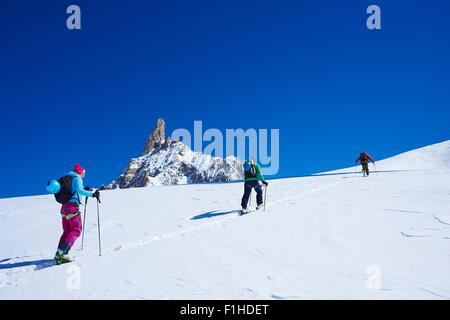Tre sciatori adulti il movimento verso l'alto massiccio del Monte Bianco, Graian Alpi, Francia Foto Stock