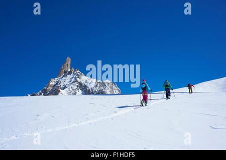 Vista posteriore di tre sciatori fino in movimento massiccio del Monte Bianco, Graian Alpi, Francia Foto Stock