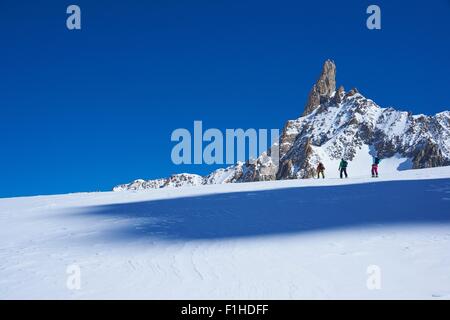 Vista in lontananza tre sciatori fino in movimento massiccio del Monte Bianco, Graian Alpi, Francia Foto Stock
