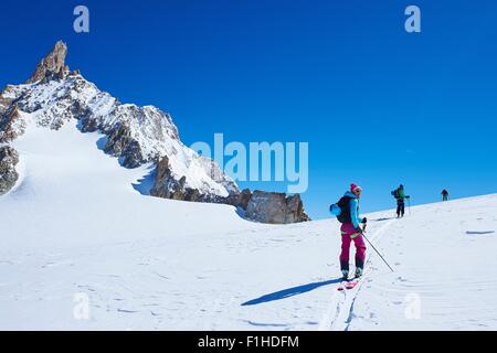 Tre Adulto sciatore nello spostamento verso l'alto massiccio del Monte Bianco, Graian Alpi, Francia Foto Stock