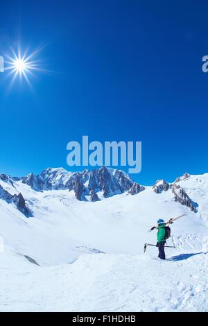 Maschio maturo sciatore guardando fuori dal massiccio del Monte Bianco, Graian Alpi, Francia Foto Stock