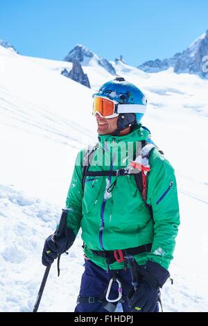 Ritratto di maschio maturo sciatore sul massiccio del Monte Bianco, Graian Alpi, Francia Foto Stock