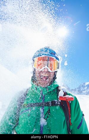 Ritratto di maschio maturo sciatore coperto di polvere di neve, il massiccio del Monte Bianco, Graian Alpi, Francia Foto Stock