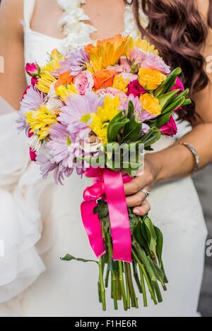 Vista ritagliata della sposa e colorato boquet di Hawaiian wedding, Kaaawa, Oahu, Hawaii, STATI UNITI D'AMERICA Foto Stock