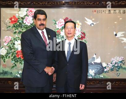 (150902) -- PECHINO, Sett. 2, 2015 (Xinhua) -- Chinese Vice Premier Zhang Jaili (R) si riunisce con la visita Presidente venezuelano Nicolás Maduro prima della cerimonia di chiusura della XIV riunione del gruppo di alto livello China-Venezuela congiunta della Commissione, a Pechino, capitale della Cina, Sett. 2, 2015. (Xinhua/Ding Lin) (dyhqwl) Foto Stock