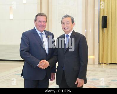 Pechino, Cina. 2 Sep, 2015. Chinese Vice Premier Ma Kai (R) risponde con l'ex cancelliere tedesco Gerhard Schroeder a Pechino Capitale della Cina, Sett. 2, 2015. Credito: Ding Lin/Xinhua/Alamy Live News Foto Stock