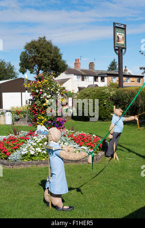 Lo Spaventapasseri bambini danza attorno un maypole sul villaggio verde al di fuori del pub locale. colorazione è un piccolo e pittoresco villaggio nella periferia di blackpool in Lancashire e ogni anno gli abitanti del villaggio di produrre i propri scarecrows che vengono esposti lungo la banchina, nei loro giardini e sul verde del villaggio. Foto Stock