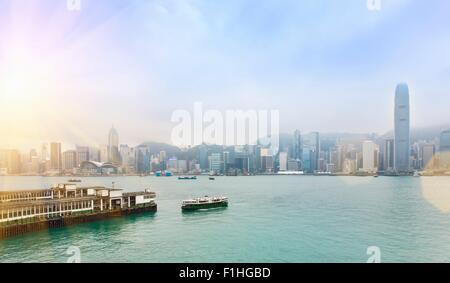 Central skyline di Hong Kong ed il Traghetto Star attraversando il Victoria Harbour, Hong Kong, Cina Foto Stock