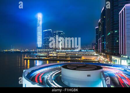 Kowloon business district: skyline con edificio ICC e al terminal delle crociere di notte, Hong Kong, Cina Foto Stock