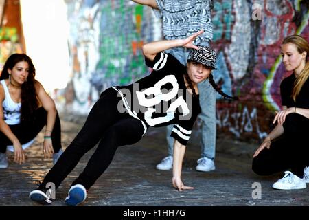 Giovane donna breakdance Foto Stock