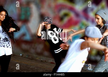 Giovani donne breakdance contro la street art Foto Stock