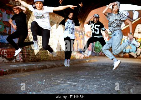 Giovani donne jumping a metà in aria Foto Stock