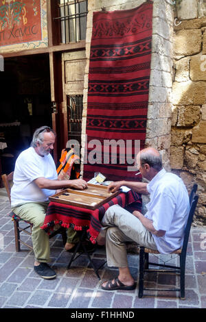 Gli uomini che giocano Tavli, Chania Old Town, Creta, Grecia Foto Stock