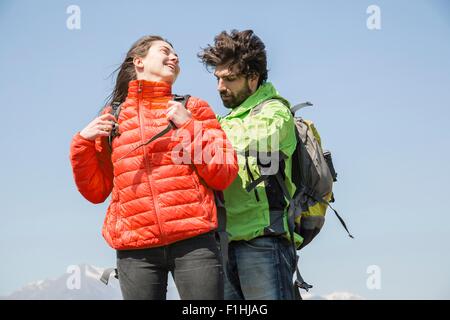 Escursionismo coppia zaini di fissaggio nella parte anteriore del Snow capped mountain, Vogogna, Provincia di Verbania, Piemonte, Italia Foto Stock