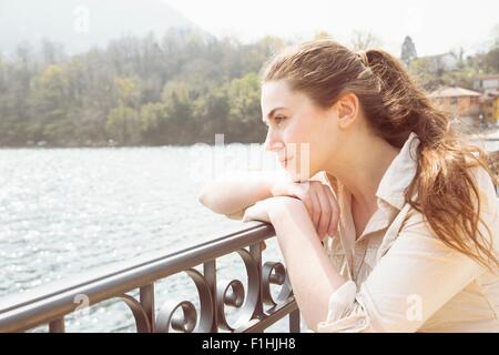 Ritratto di giovane donna guardando dal lago, lago di Mergozzo, Provincia di Verbania, Piemonte, Italia Foto Stock