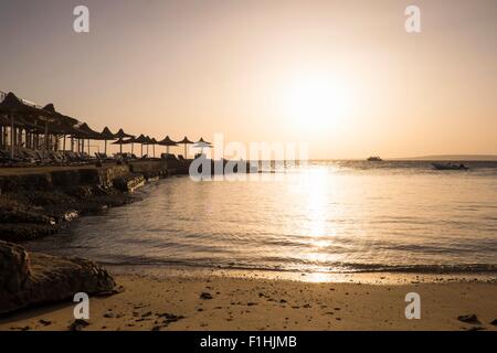 Spiaggia al tramonto, Hurgada, Mar Rosso, Egitto Foto Stock