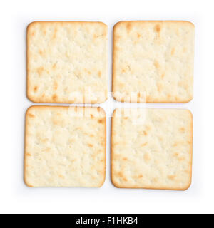 Formaggio crackers o biscotti isolato su uno sfondo bianco. Foto Stock