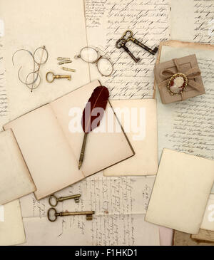 Aprire il libro di viaggio, vecchi accessori e cartoline. Nostalgica in  stile vintage sfondo della carta. Concetto di Scrapbooking Foto stock -  Alamy