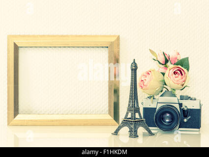 Golden picture frame, rose fiori e nessun nome telecamera vintage. Foto Stock