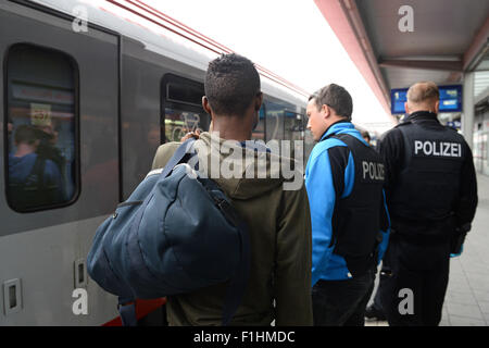 Rosenheim, Germania. 2 Sep, 2015. Un giovane uomo proveniente dalla Nigeria è guidato da un treno da un poliziotto presso la stazione dei treni di Rosenheim, Germania, 2 settembre 2015. In un treno da Austria, la polizia ha trovato cinque uomini provenienti da diversi paesi in Africa. Foto: ANDREAS GEBERT/dpa/Alamy Live News Foto Stock